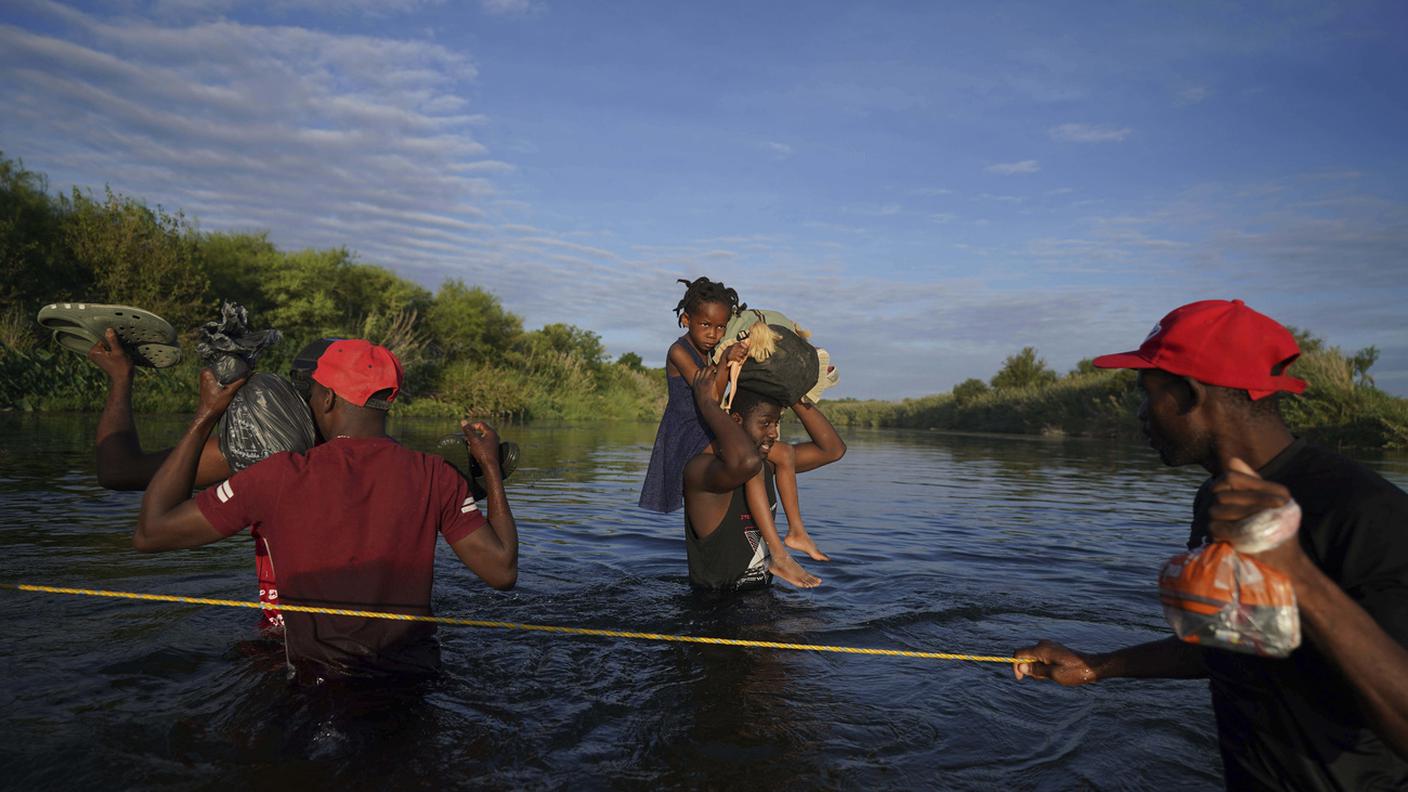 Attraverso il Rio Grande con i bimbi sulle spalle e una vita intera racchiusa in un sacchetto