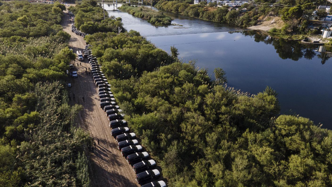 Oltre il fiume attende la polizia di frontiera in forze
