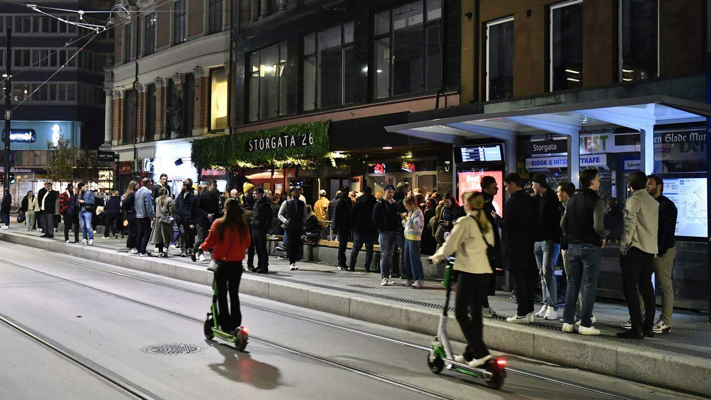 Oslo, di sera, dopo le restrizioni