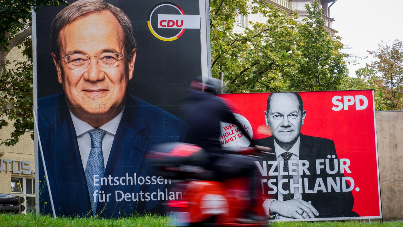 Manifesti elettorali con Armin Laschet e Olaf Scholz 