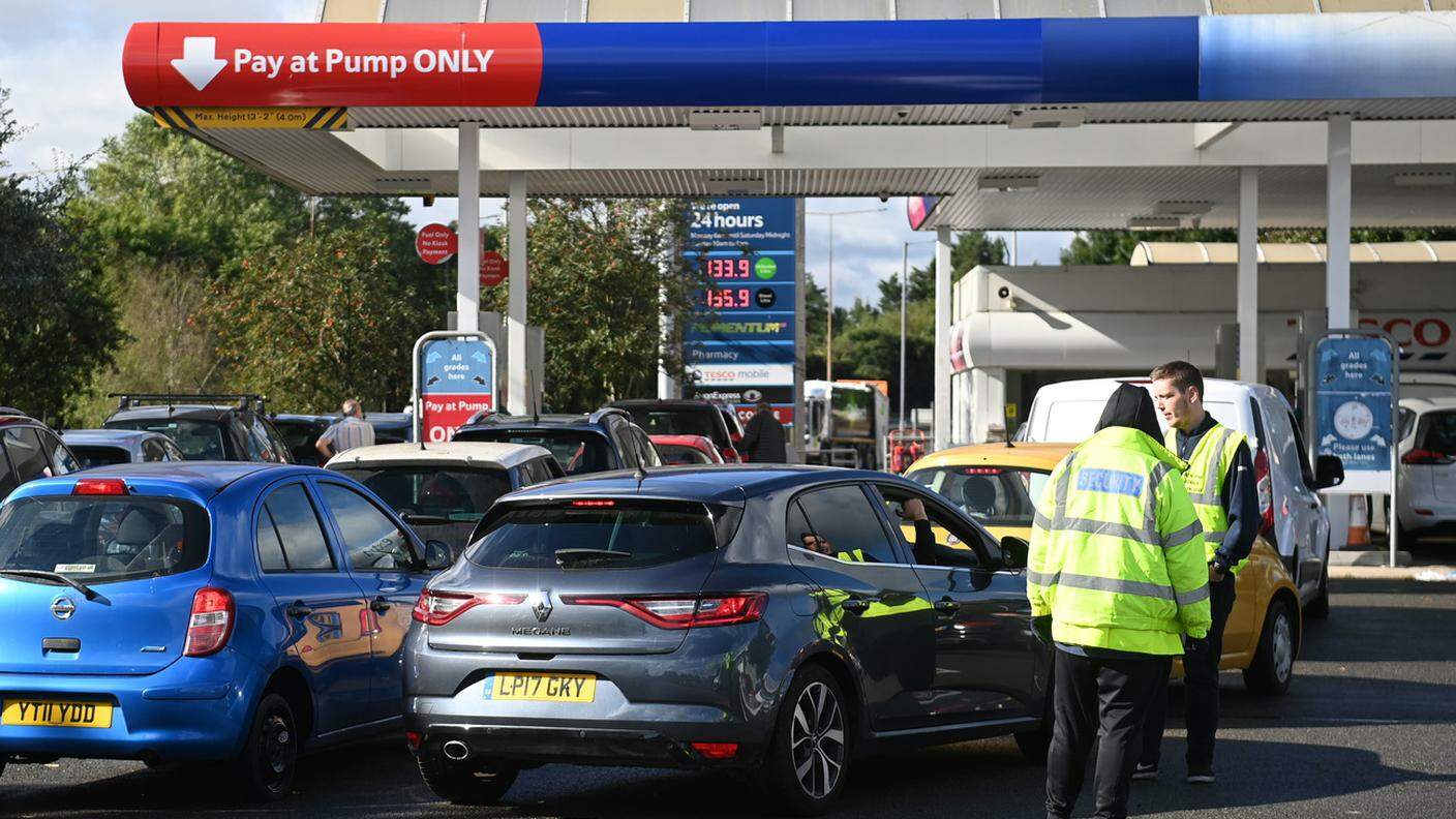 Lunghe code ai distributori, rimasti senza benzina in Gran Bretagna 