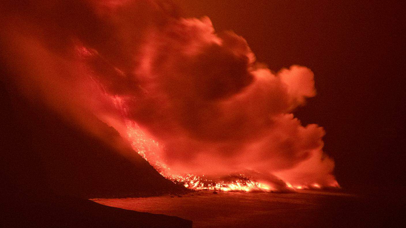 Canarie, la lava del vulcano arriva al mare