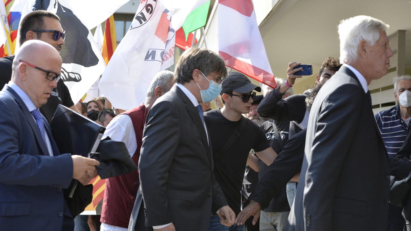 L'ex presidente catalano è stato accolto da colleghi di partito, così come da indipendentisti sardi, corsi e baschi