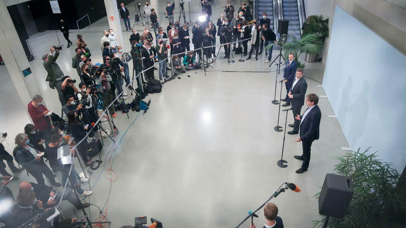 I rappresentanti di SPD, Verdi e Liberali nella conferenza stampa dopo i primi colloqui esplorativi per una coalizione a tre