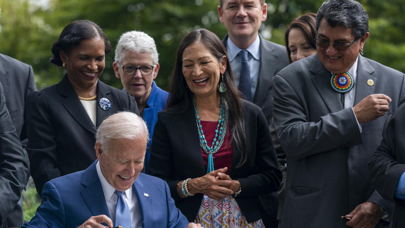 Joe Biden, a destra la segretario degli Interni Deb Haaland (figlia di una nativa americana)