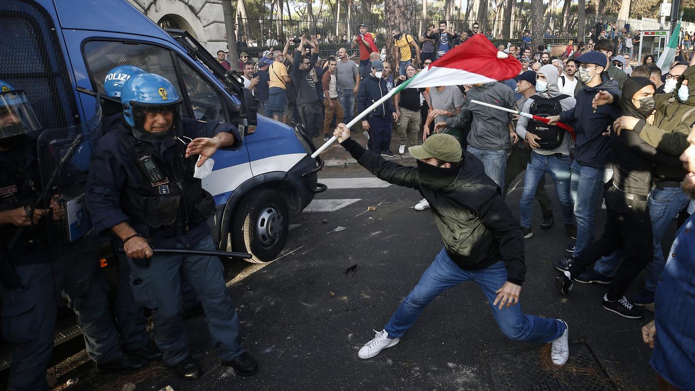 Un momento degli scontri fra manifestanti e polizia a Roma