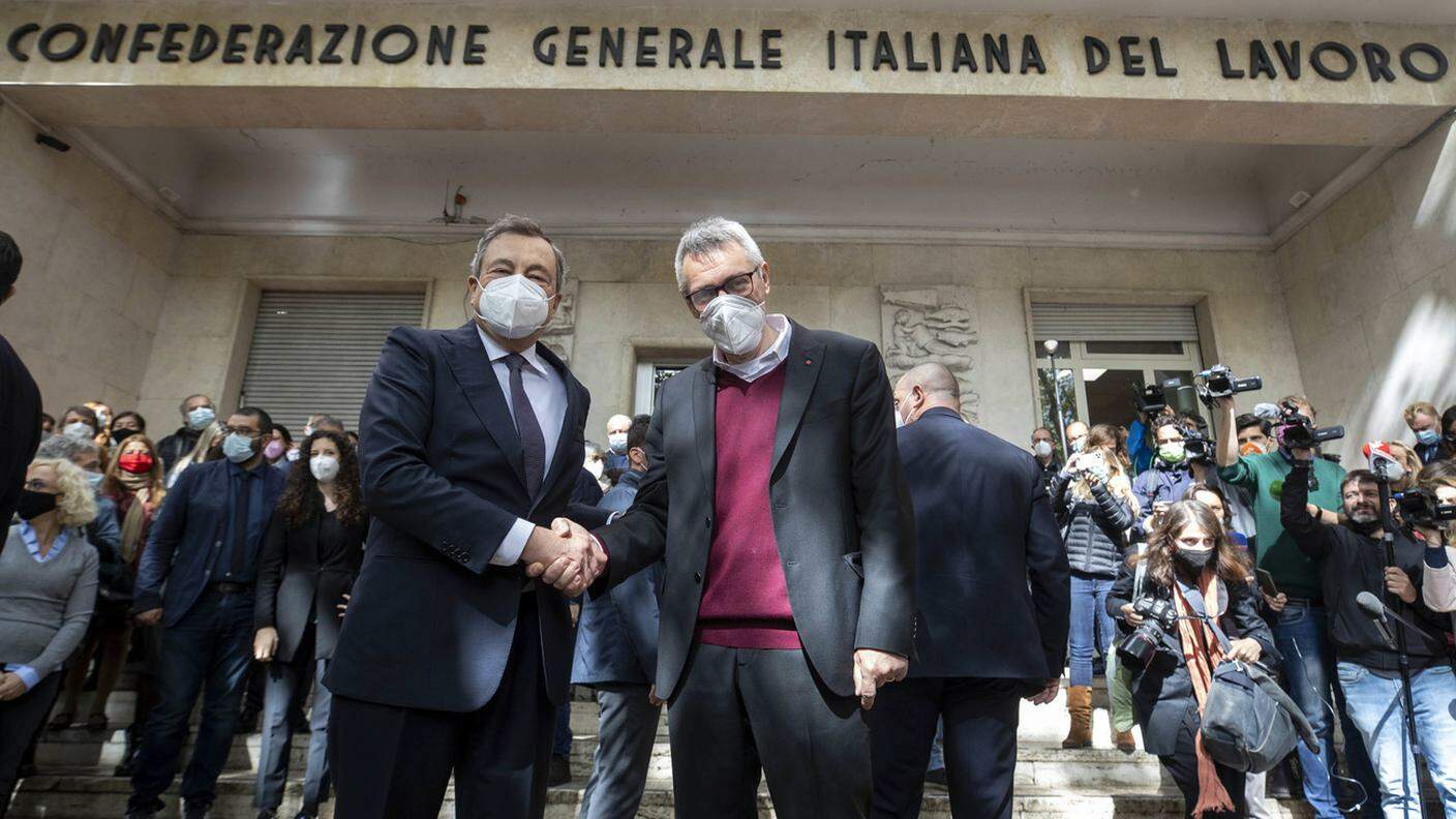 Il premier Draghi e il segretario CGIL Landini, di fronte alla sede devastata dai neofascisti
