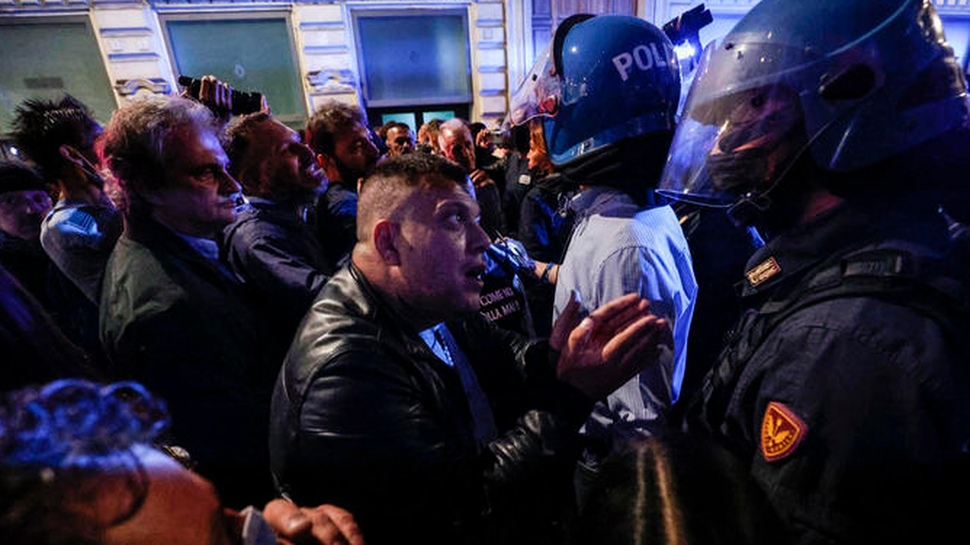 Dirigenti di Forza Nuova fronteggiano la polizia durante gli scontri di sabato