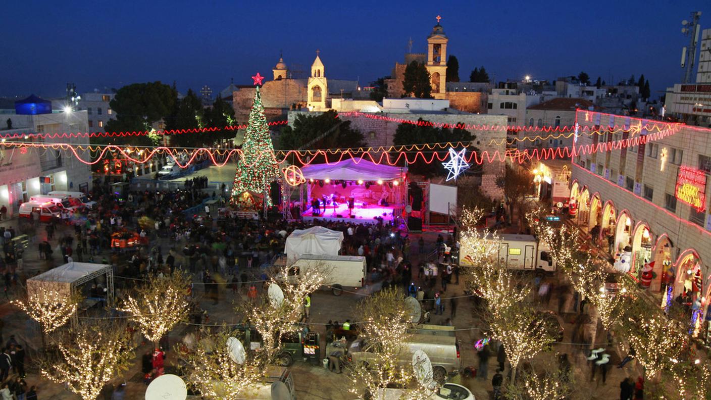 La Piazza della Mangiatoia addobbata per il Natale