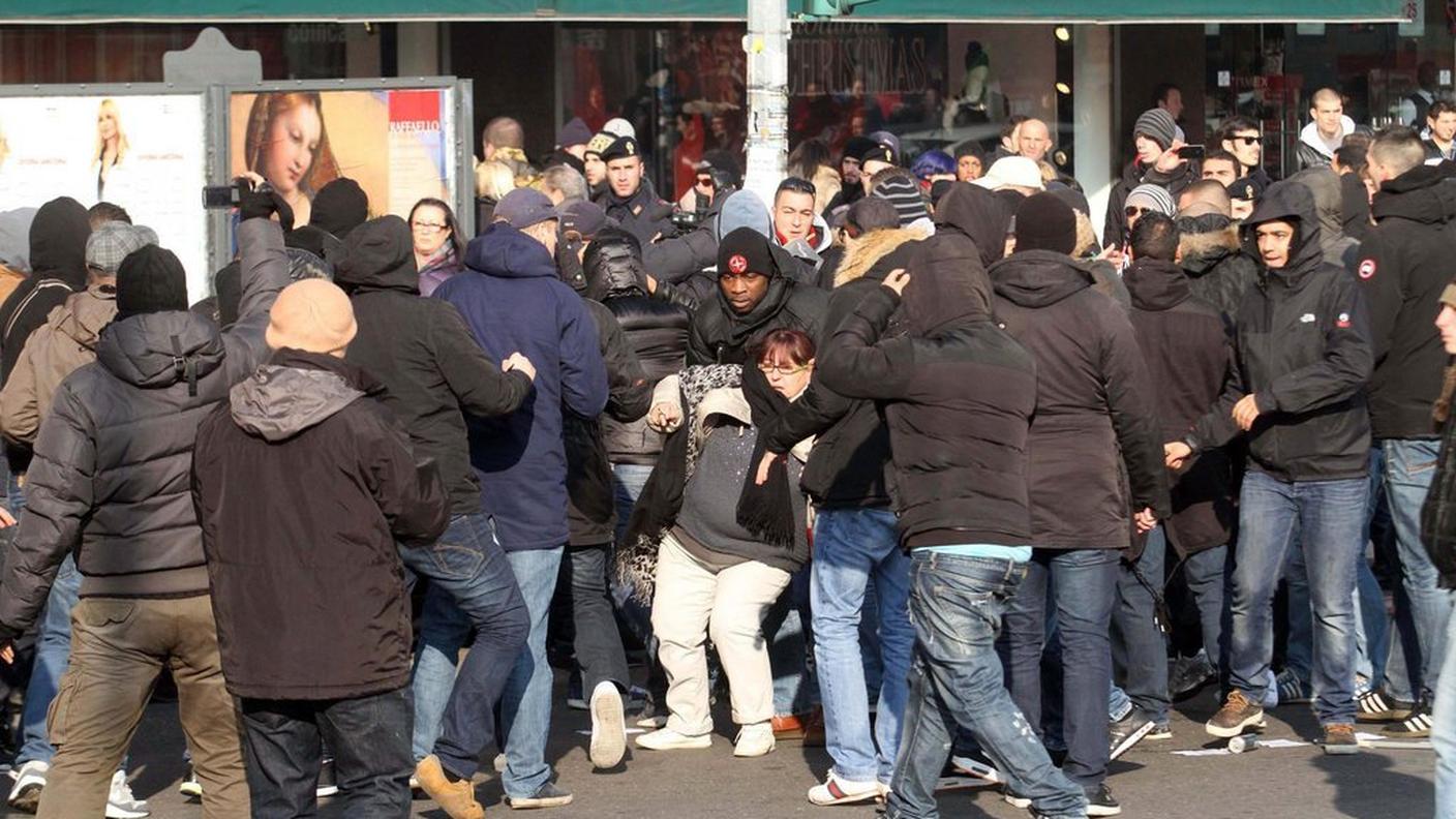 Lo scontro tra manifestanti e i tifosi dell'Ajax