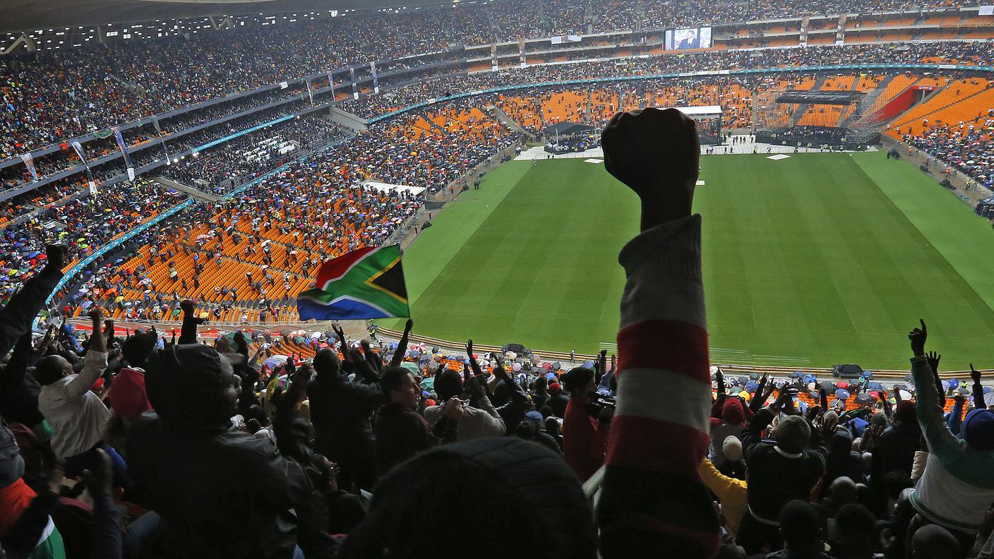 commemorazione mandela stadio pugno alzato re.jpg
