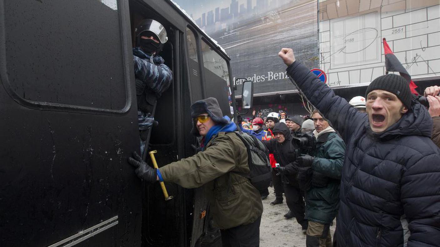 kiev proteste ritiro antisommossa 5 ky.JPG