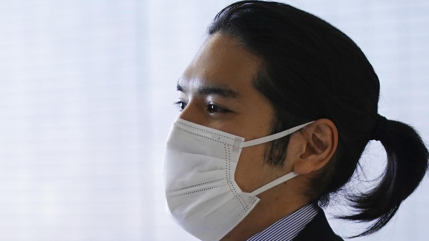 Lo sposo Kei Komuro al suo rientro dagli Stati Uniti un mese fa: anche il suo look con coda di cavallo aveva fatto discutere i tradizionalisti