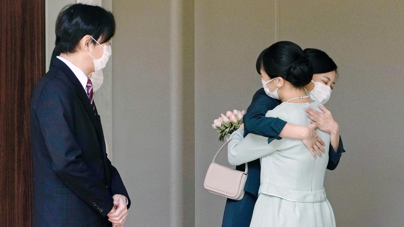 L'abbraccio alla sorella Kako nel salutare la famiglia