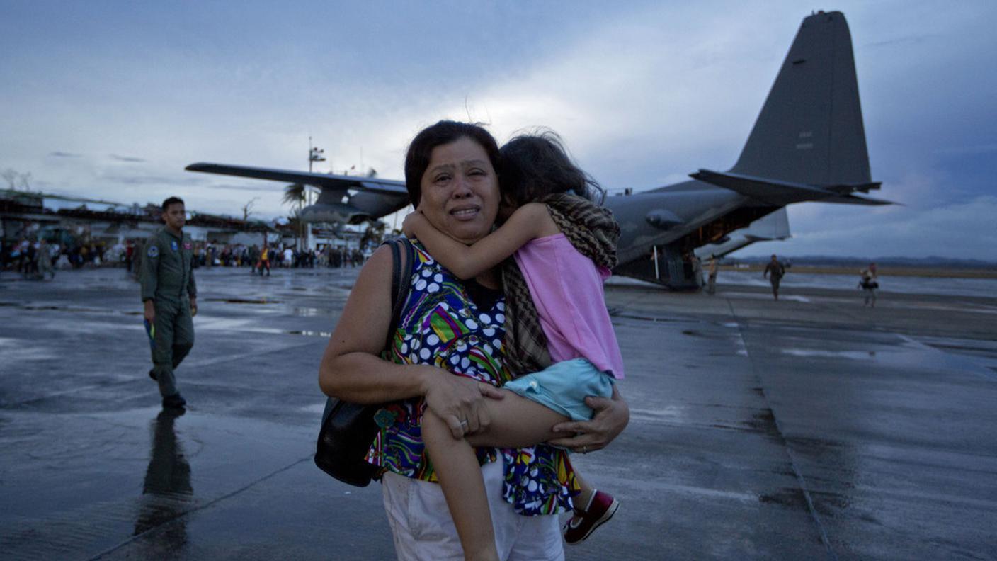 persona evacuata da aeroporto manila ky 20.12.2013.JPG