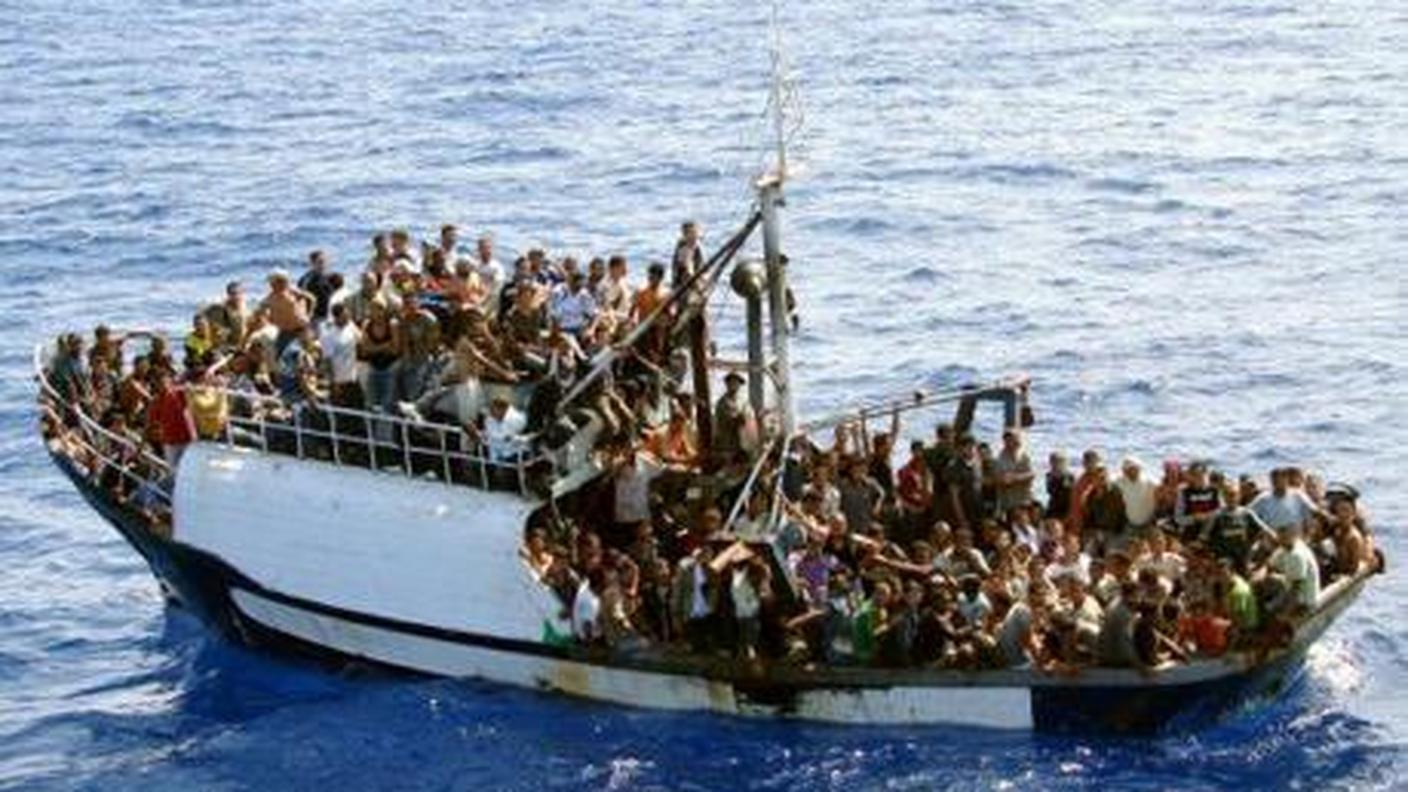Ennesimo barcone in difficoltà al largo delle coste italiane