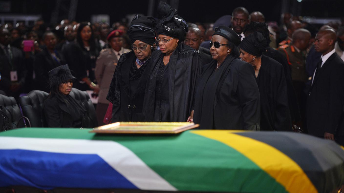 mandela funerale12 bara  15.12.13 ky.JPG