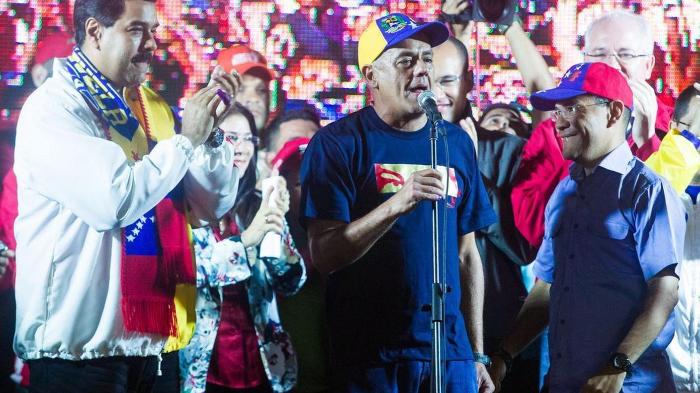 Nicola Maduro  festeggia con il sindaco rieletto di Caracas, Jorge Rodriguez