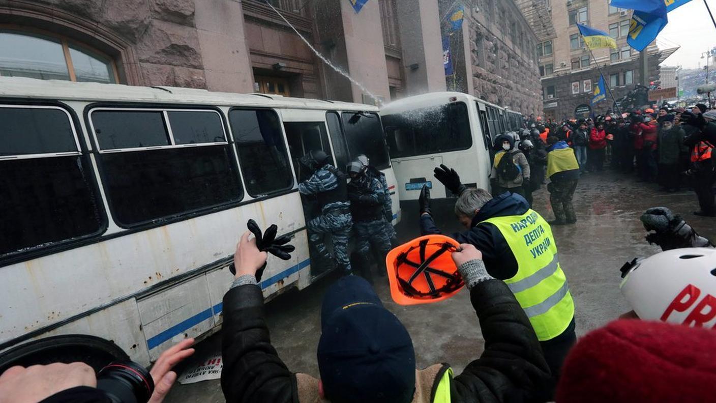 kiev proteste ritiro antisommossa 2 ky.JPG