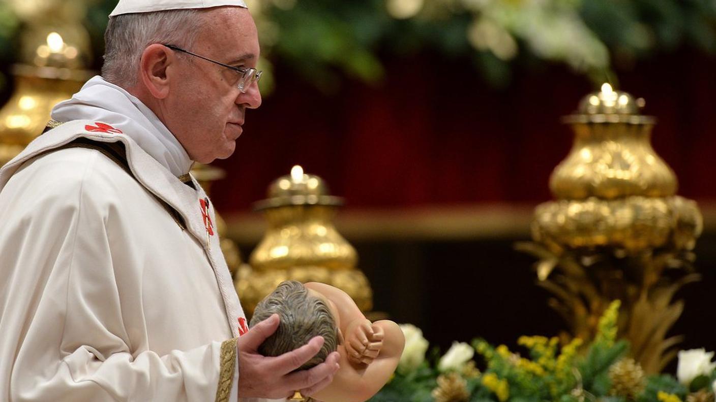 Papa Francesco con la statuetta di Gesù bambino