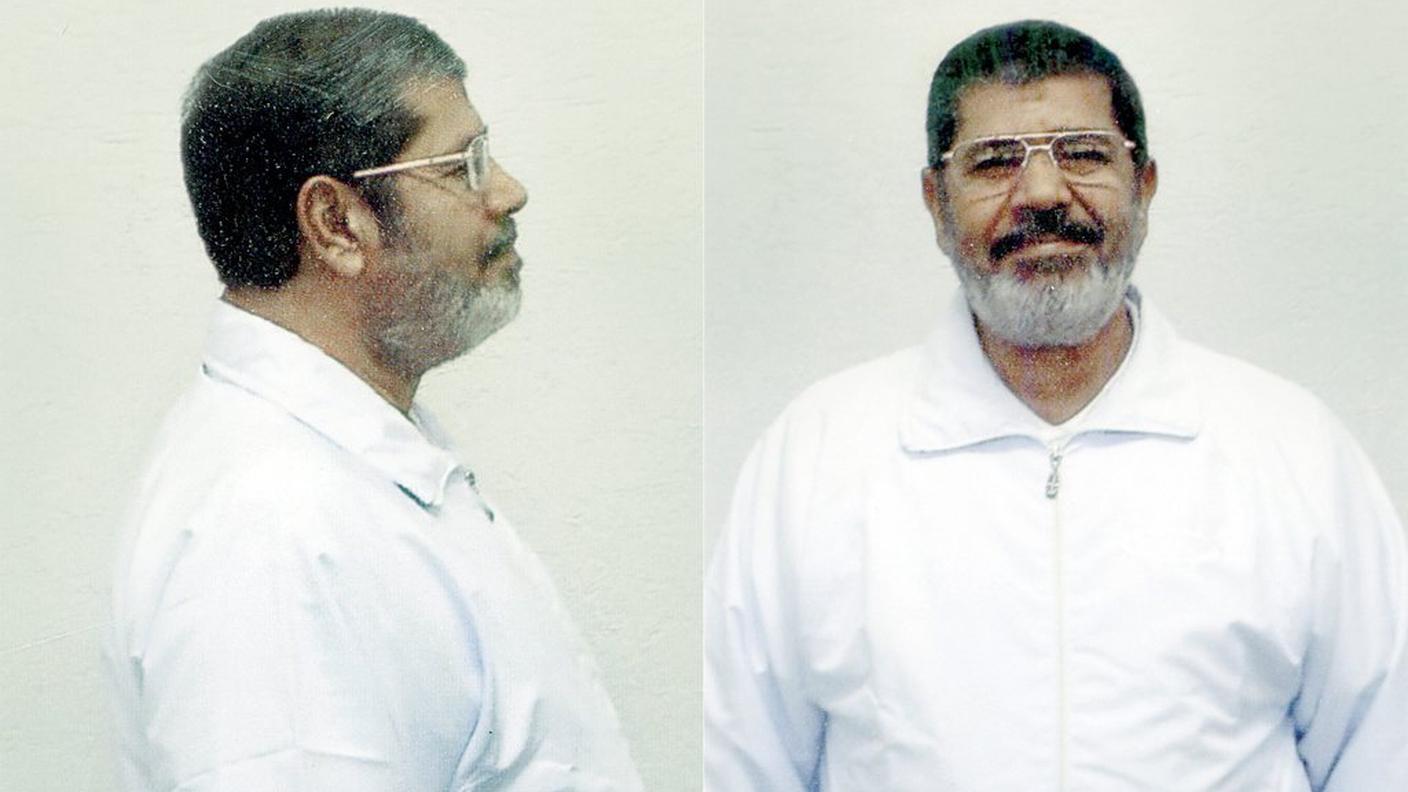 L'ex presidente Morsi nelle foto segnaletiche del carcere egiziano dov'è rinchiuso