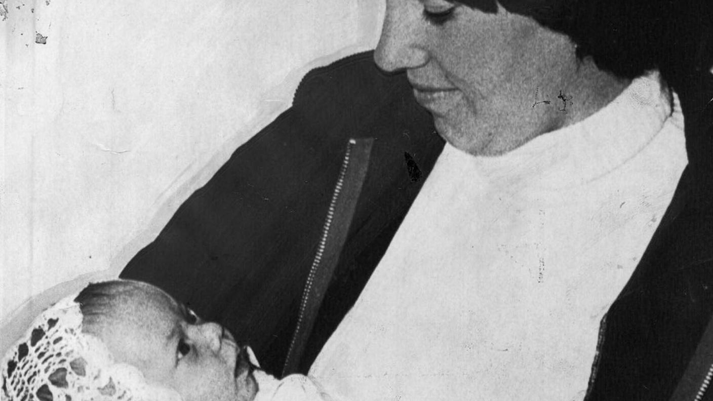 Azaria con sua madre