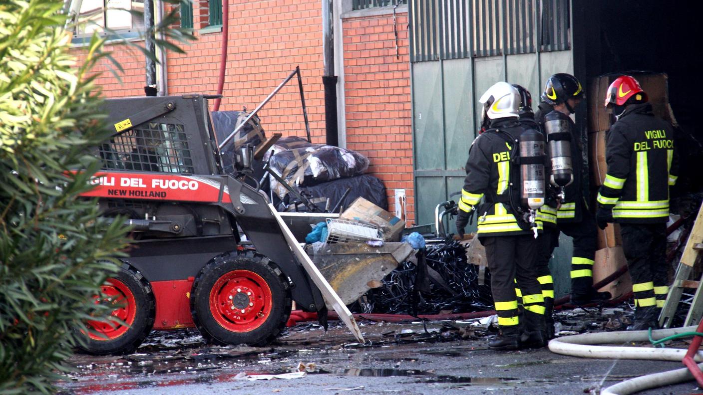 Pompieri al lavoro a Prato