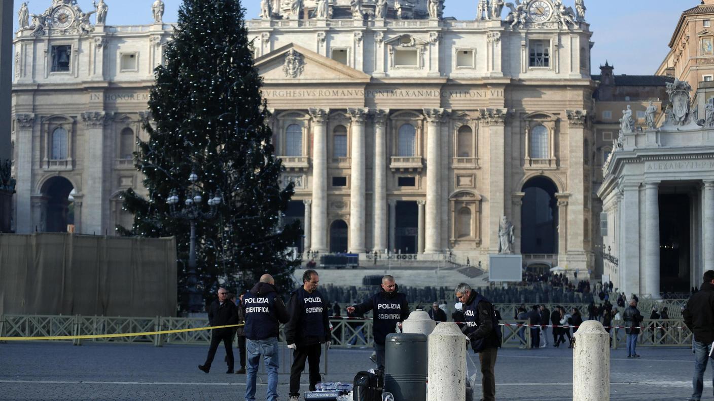 La polizia scientifica al lavoro sulla piazza