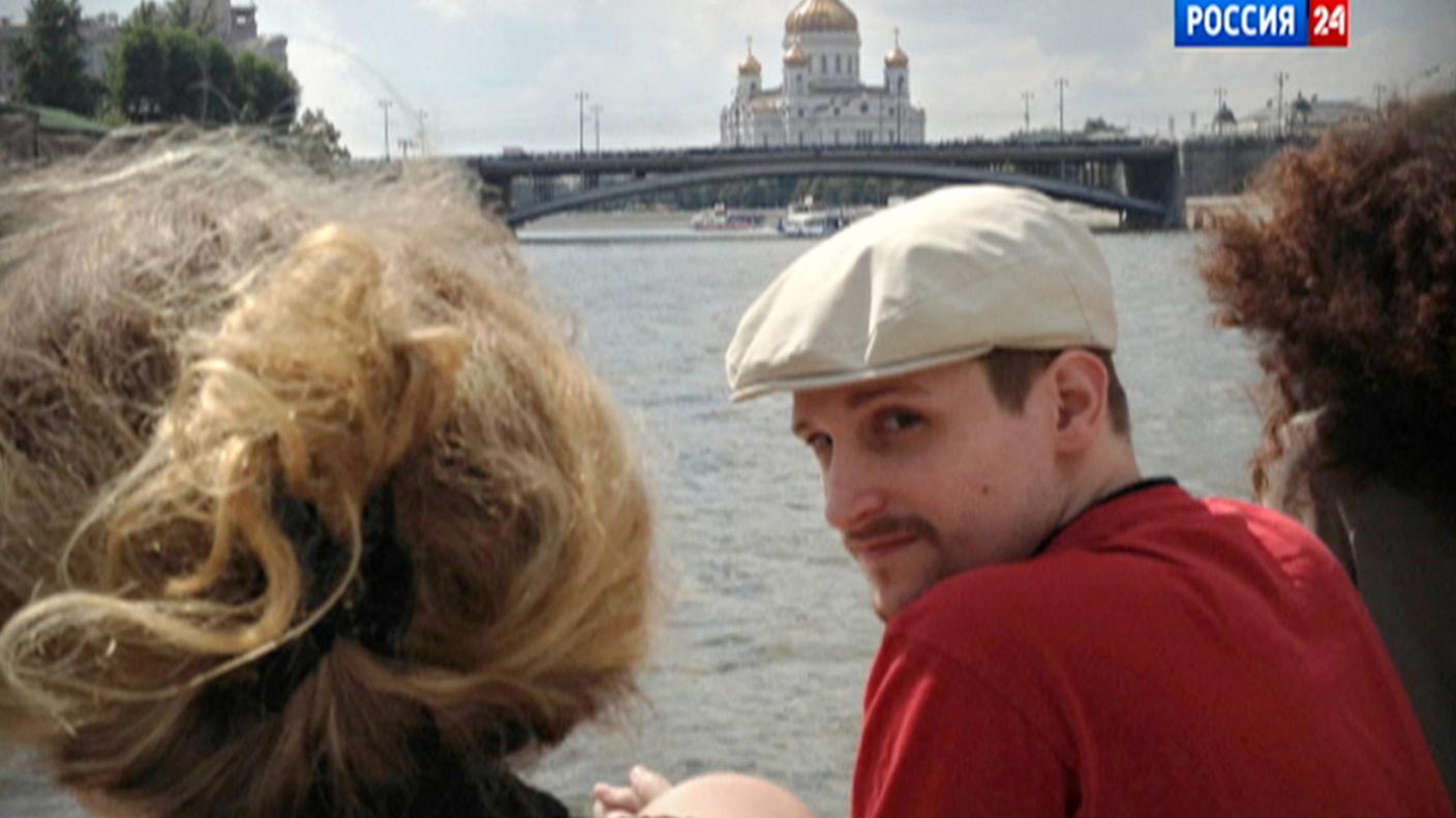 Una recente immagine di Snowden, diffusa dalla televisione russa