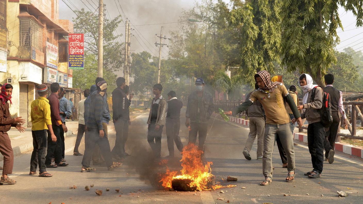 Scontri in diversi parti del Bangladesh