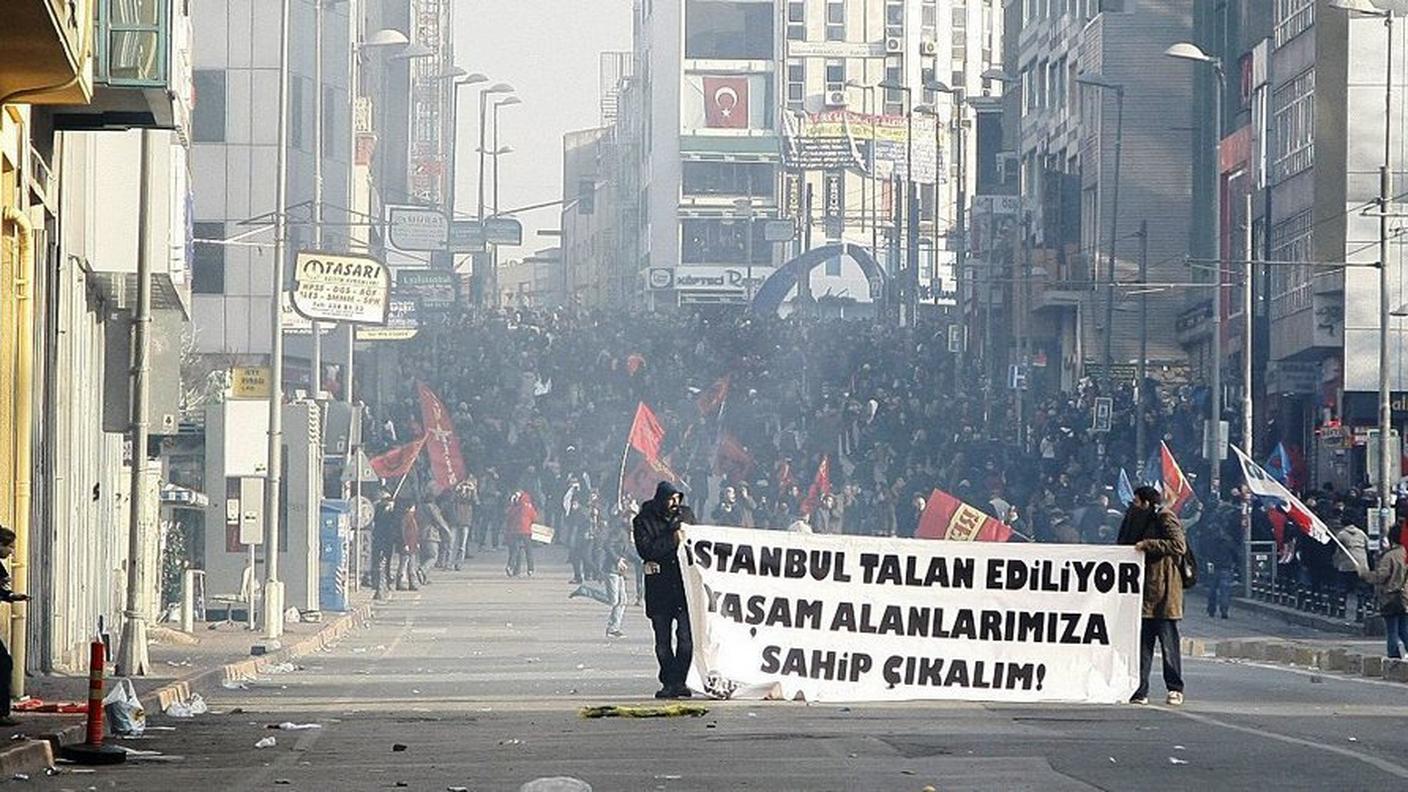 Decine di migliaia di persone in piazza nella parte asiatica della città