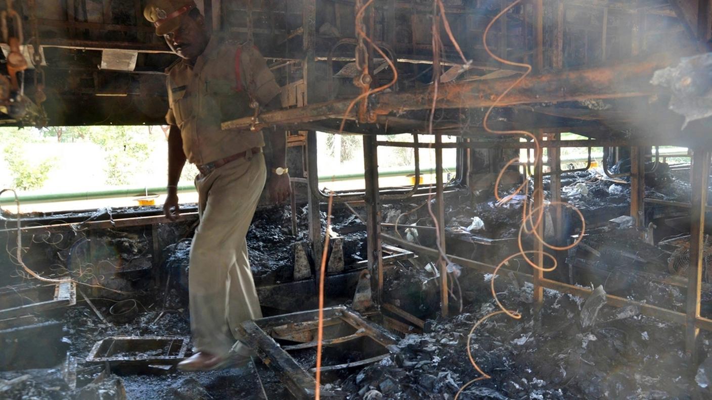 I resti del vagone del convoglio incendiato