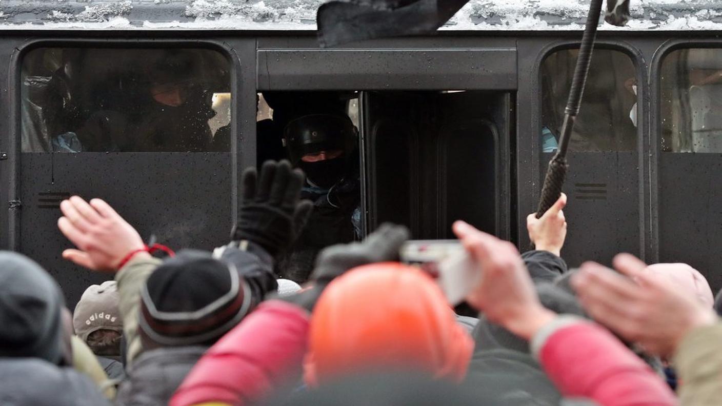 kiev proteste ritiro antisommossa 1 ky.JPG