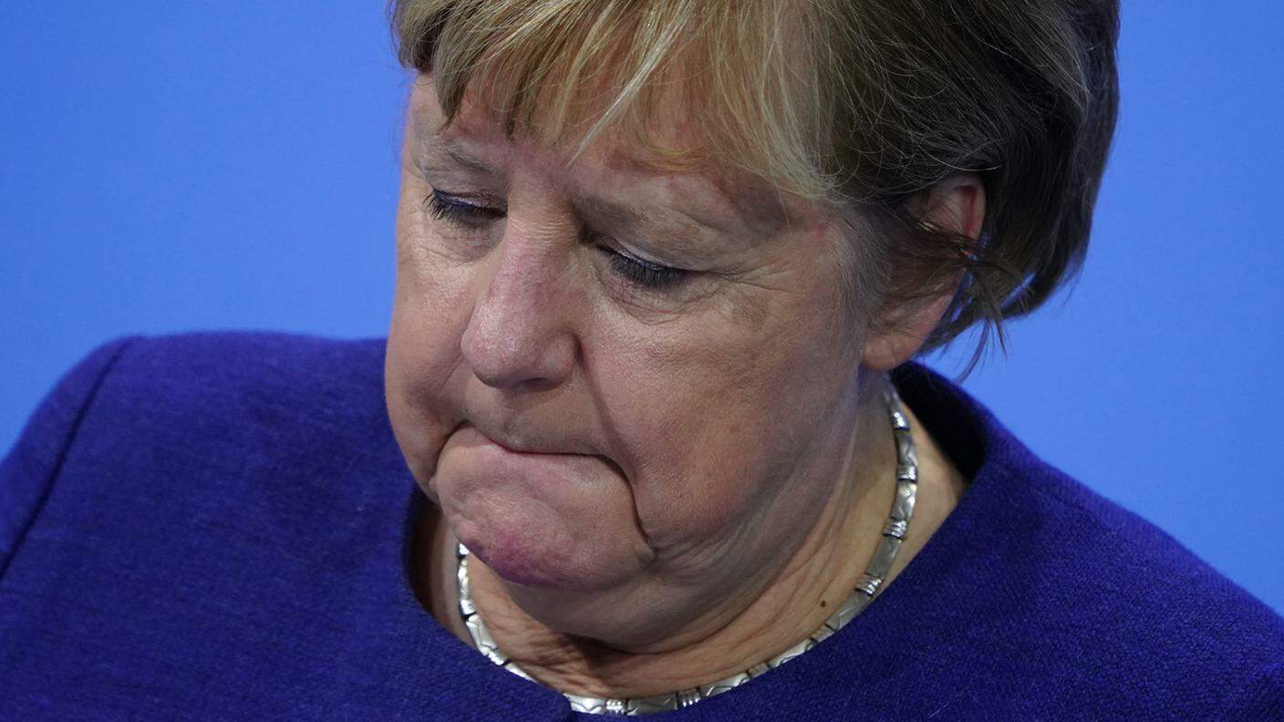 Angela Merkel, durante la conferenza stampa che ha fatto seguito alla riunione di crisi con i rappresentanti dei Länder