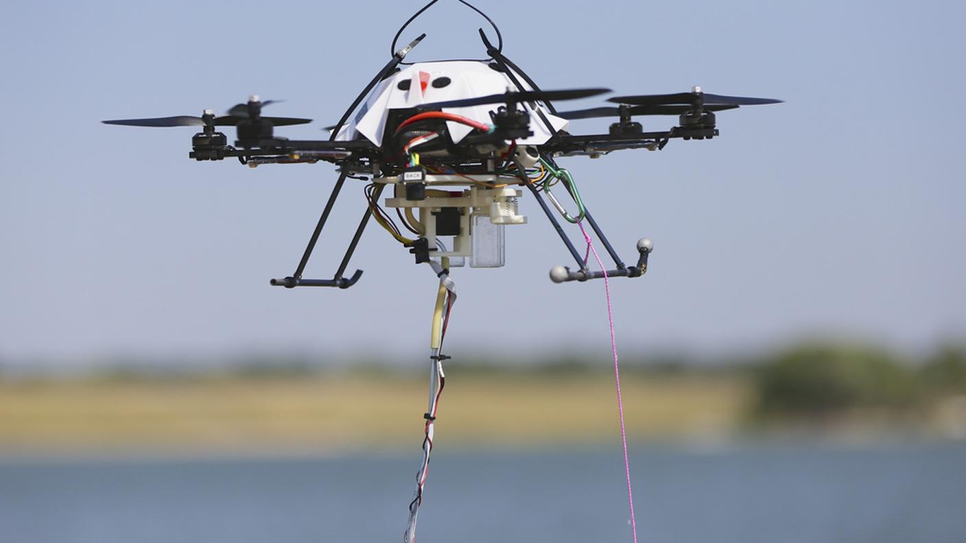 Un drone per i prelievi di acqua usato da ricercatori della Nebraska University