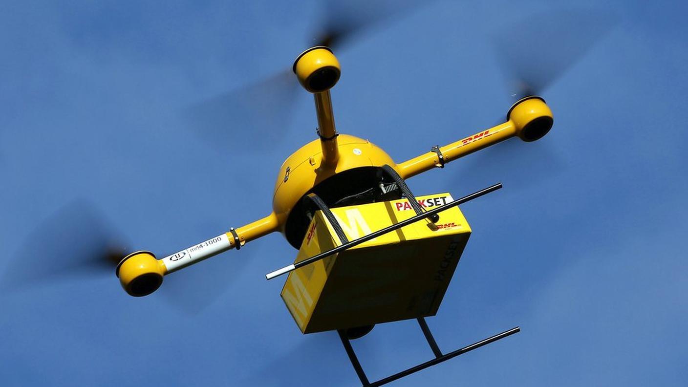 Un drone quadrielica Deutsche Post-DHL ha effettuato lunedì a Bonn un esperimento di consegna via aerea, attraversando il Reno a 50 metri d’altezza. Il mini apparecchio era teleguidato da due persone