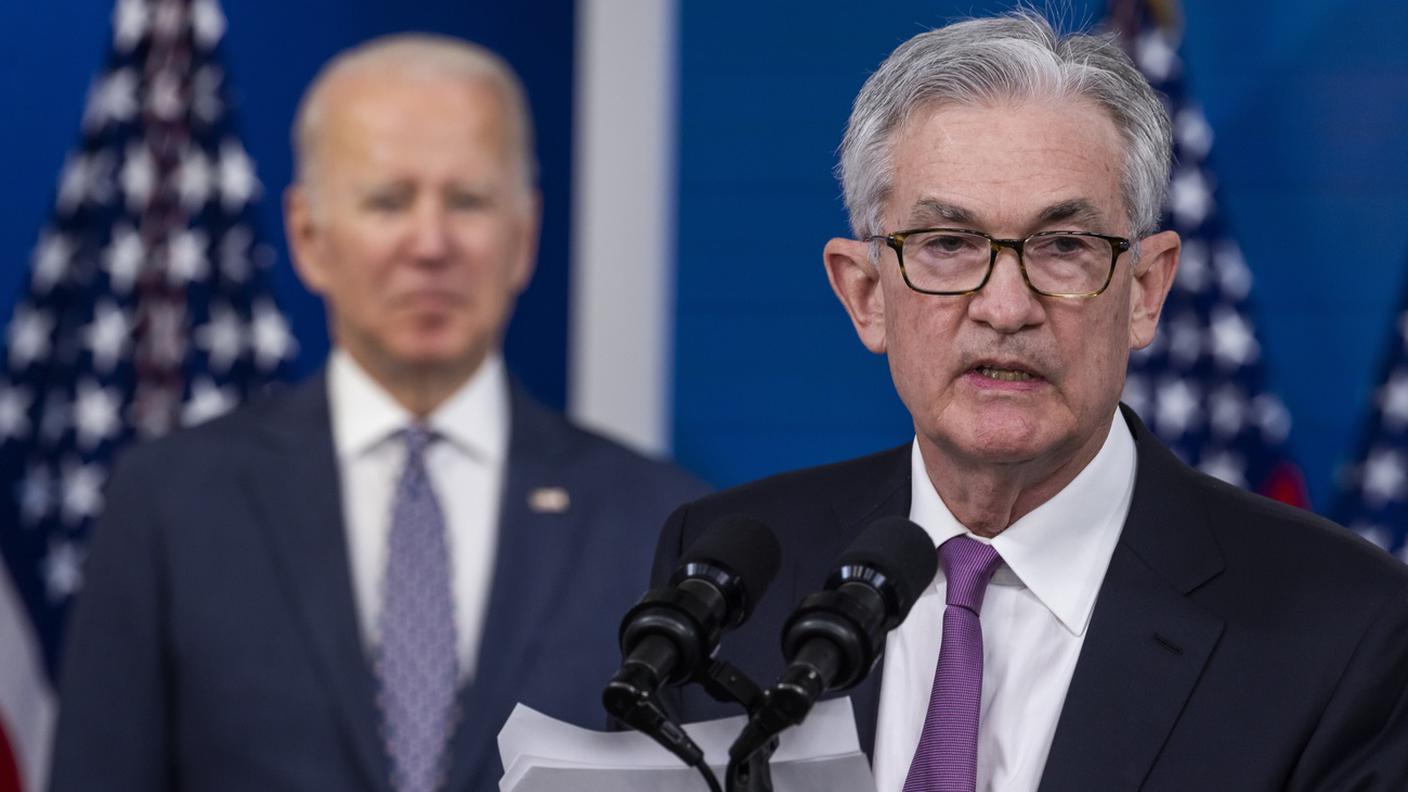 Jerome Powell, al secondo mandato per la Fed (dietro di lui il presidente Biden)