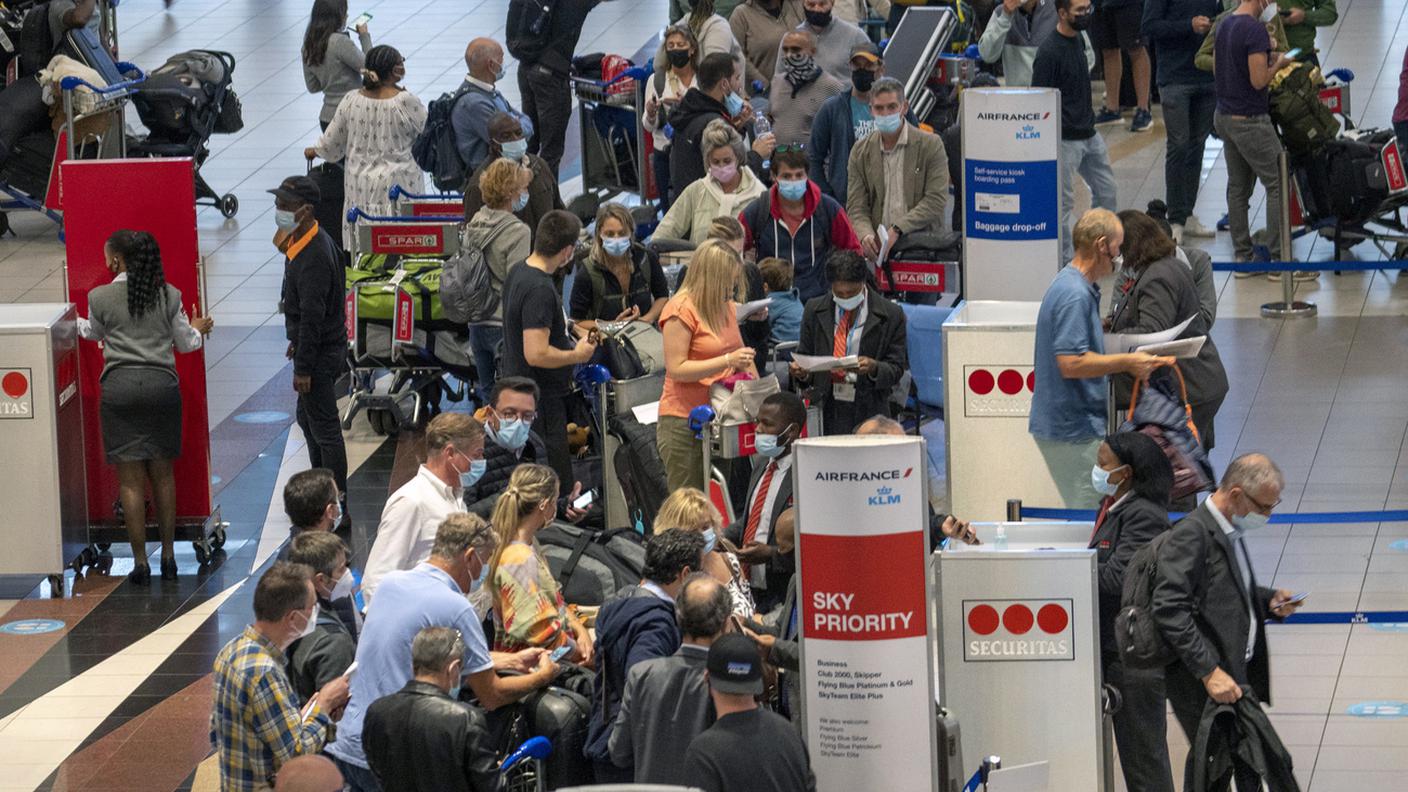 Passeggeri all'OR Tambo International Airport di Johannesburg, Sudafrica