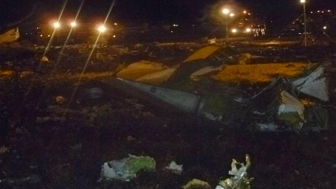 I resti del velivolo sulla pista di Kazan
