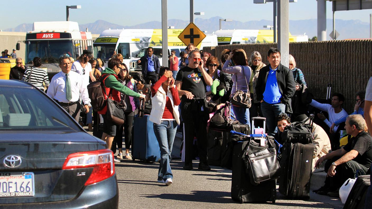 passeggeri evacuati dai termina di LAX 131101 ky.JPG
