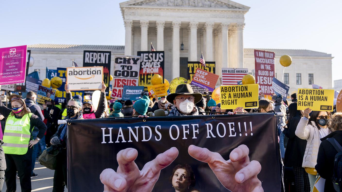 Manifestanti dei due fronti davanti alla Corte suprema a Washington