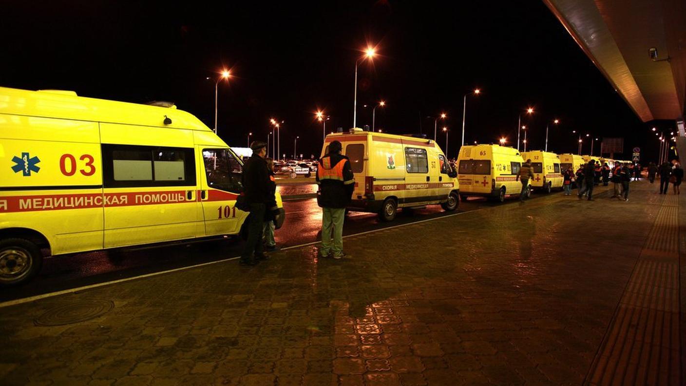 Fuori dallo scalo una fila di ambulanze