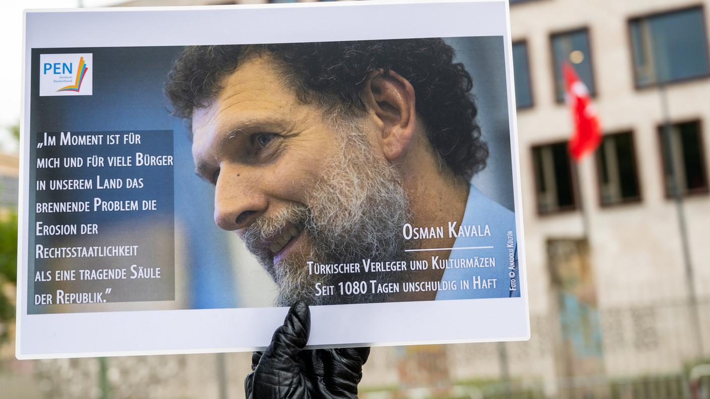 Intanto non si placano le proteste contro la prigionia di Osman Kavala in molti Paesi