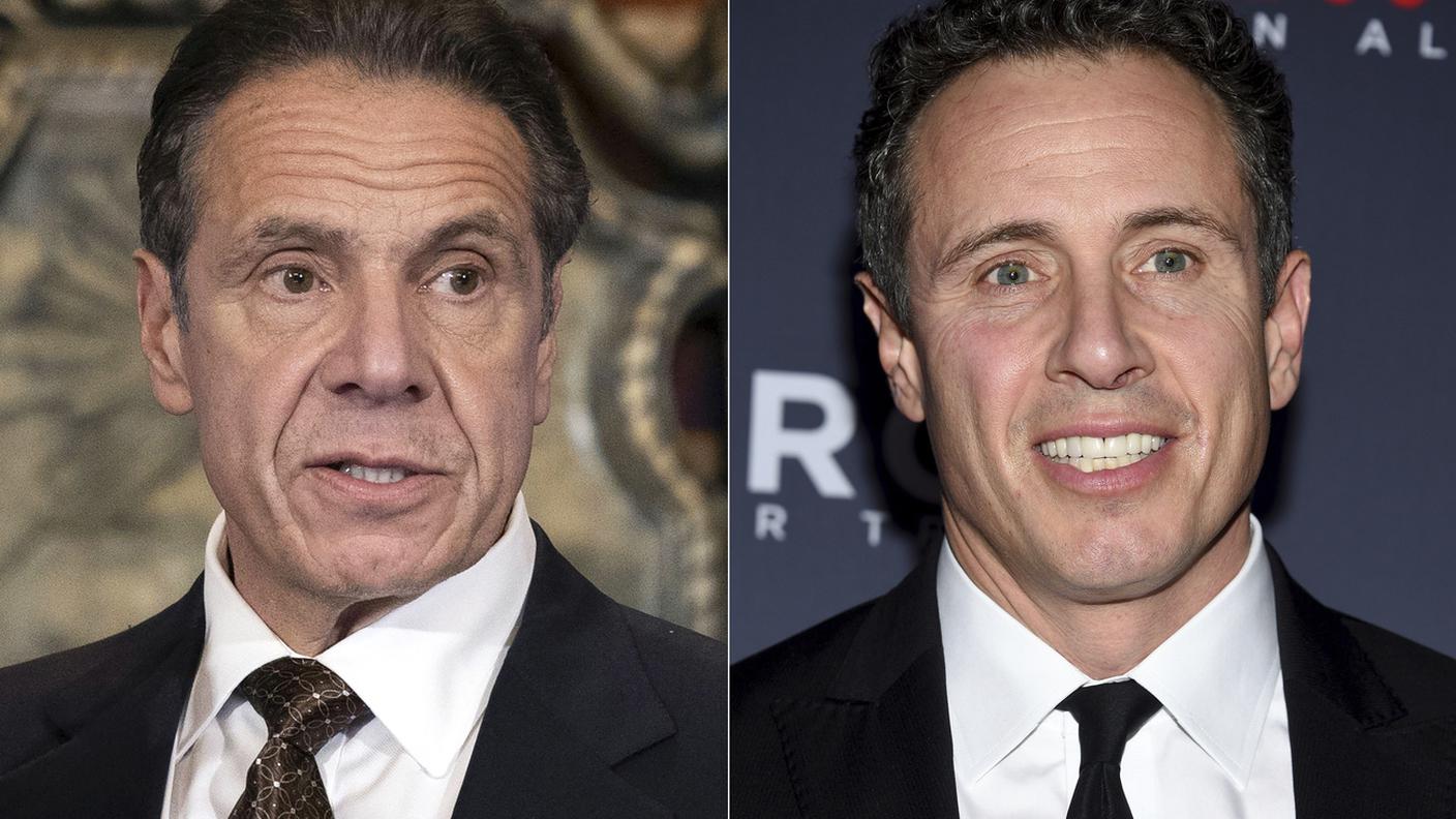 Da sinistra a destra Andrew Cuomo, dimessosi in agosto dalla carica di governatore di New York, e il fratello Chris, finora giornalista di punta della CNN