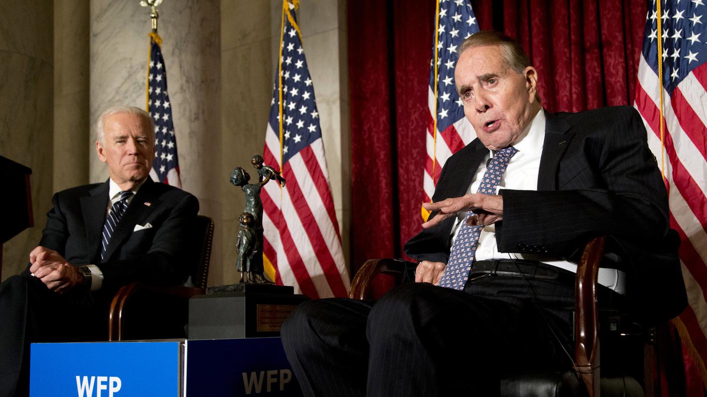 Bob Dole in una foto del 2013