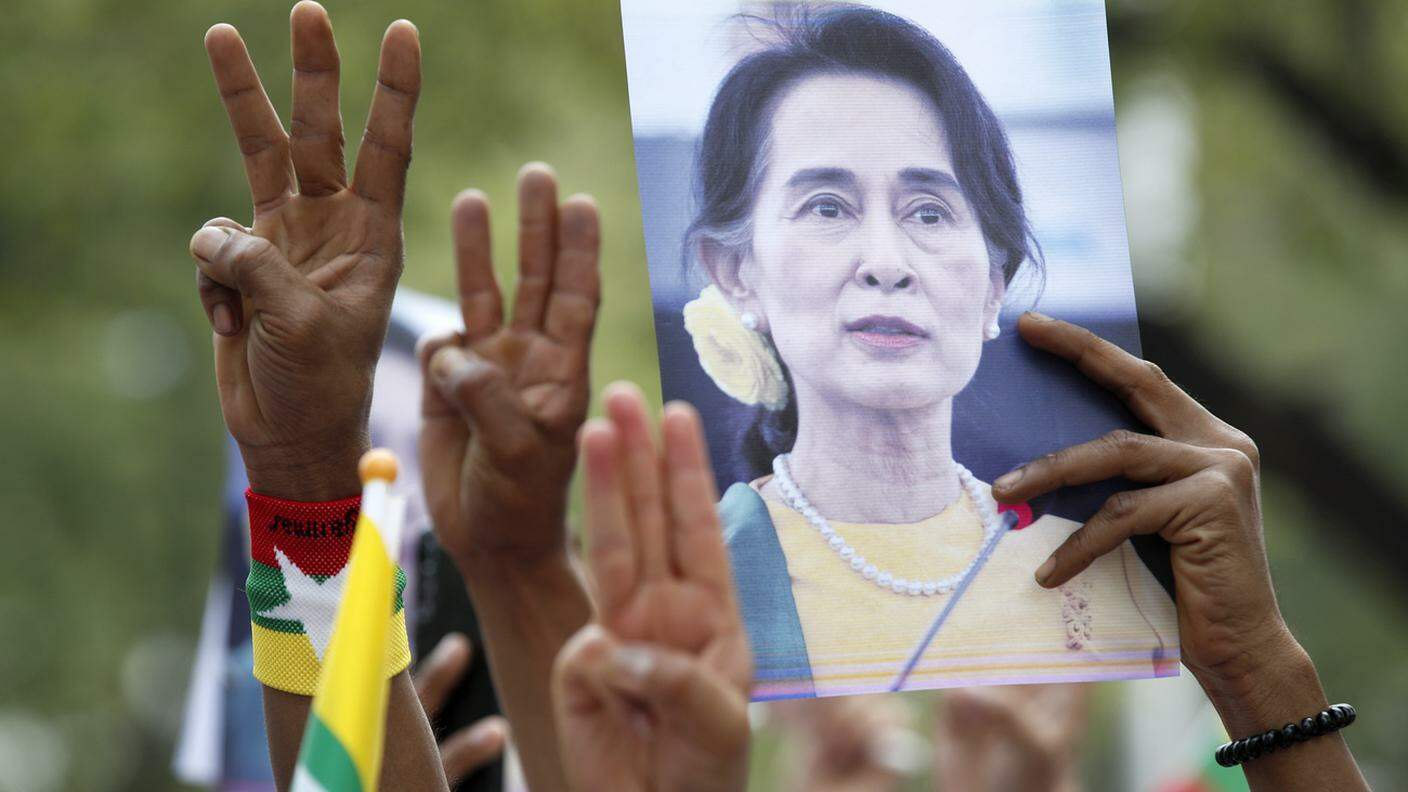 Un'immagine scattata lo scorso mese di febbraio durante una manifestazione in Myanmar