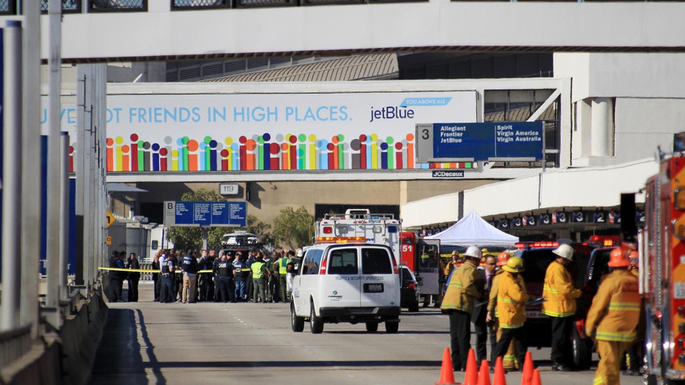 Soccorsi e cordoni di polizia a LAX ky 131101.JPG