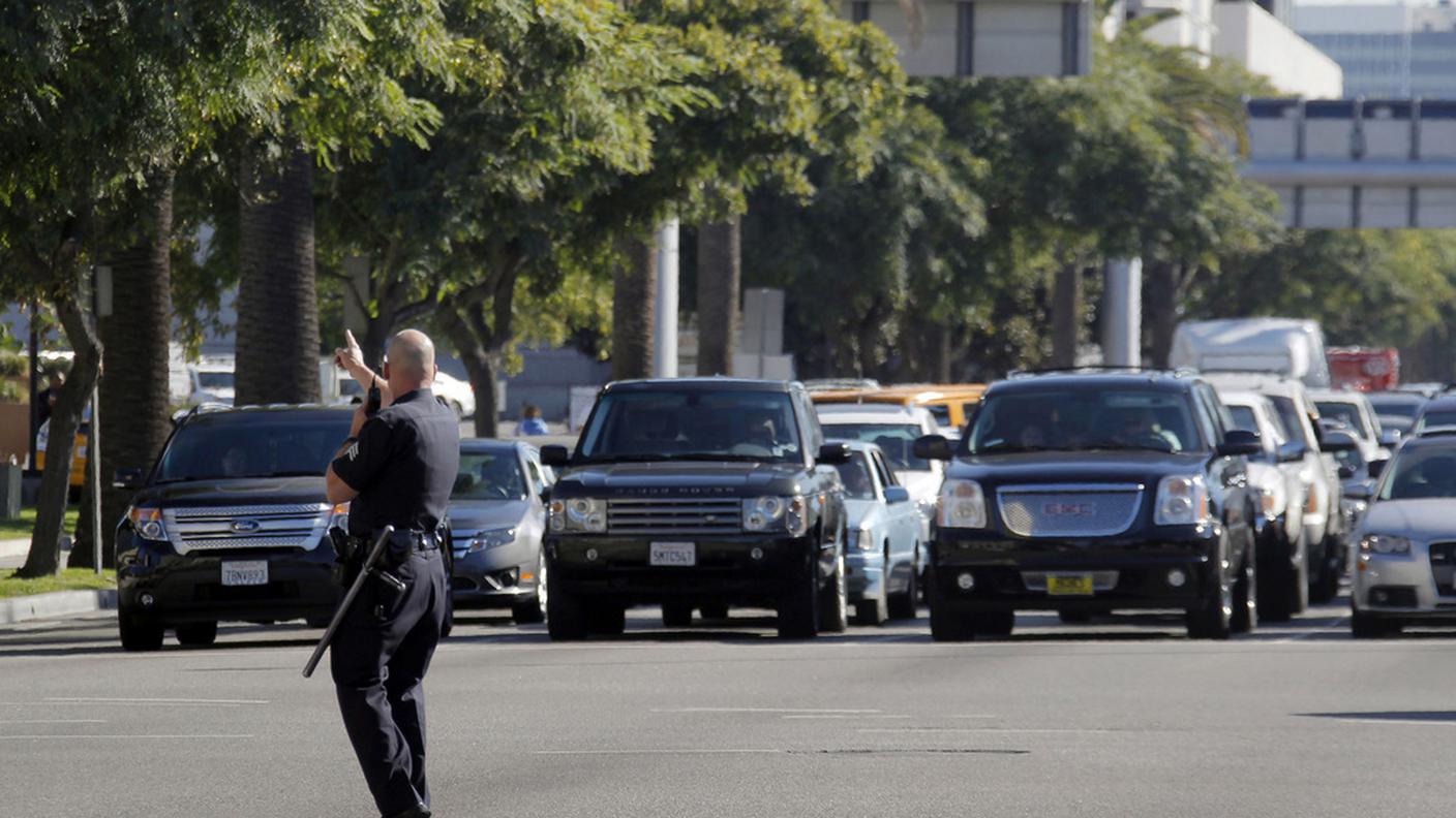 Agente regola traffico davanti a LAX ky 131101.JPG