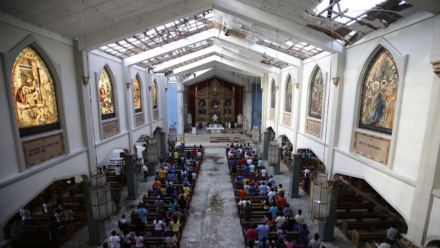 L'80% dei 100 milioni di filippini è cattolico. Nonostante la tragedia, centinaia di persone hanno partecipato domenica alla messa in chiese spesso semidistrutte dal tifone. Qui quella del Santo Niño a Tacloban