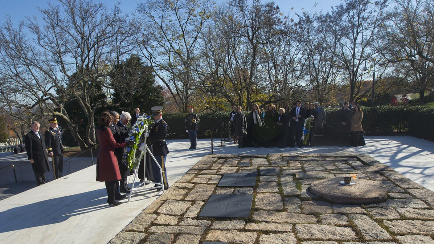 obama sulla tomba di kennedy 20-11-2013 ky.JPG